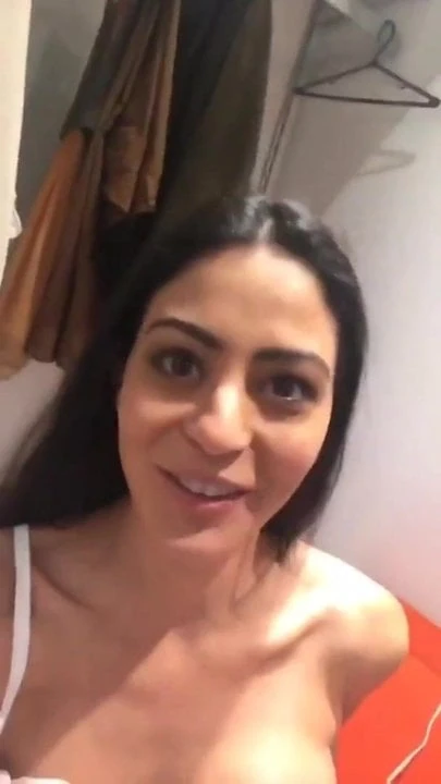 Latina szépség tejet pumpál a melleiből