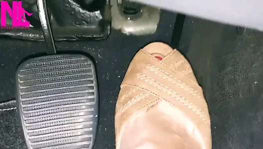 Revving und Fahren in hellbraunen Peeptoe-sandalen