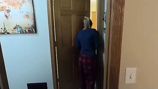 Üvey kız uyuyamıyor ve üvey babasını yatakta ziyaret ediyor