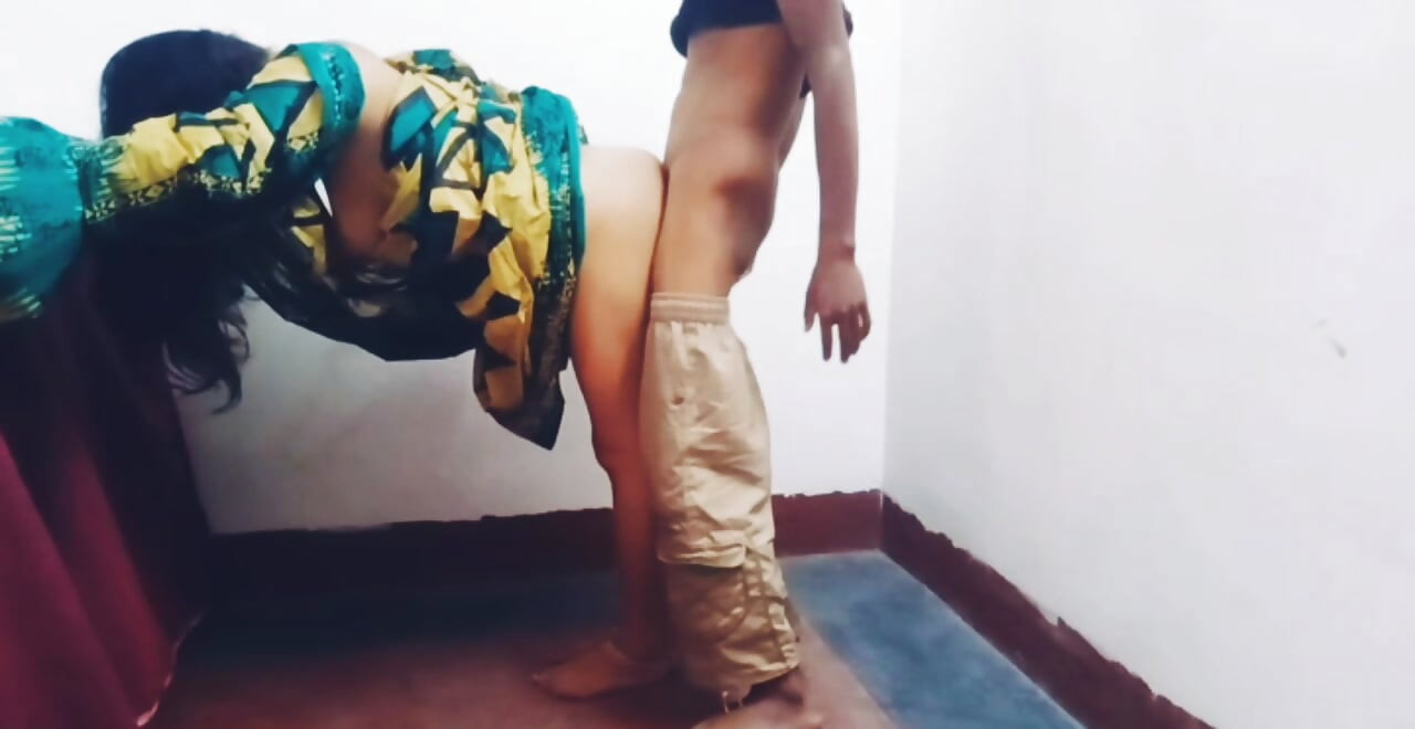 बड़े स्तनों वाली देसी हॉट भाभी देवर के साथ खेलती है जबकि पति दूर है।