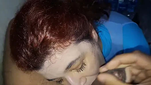 Cewek nakal ini nyepong kontolku di gudang sebelum pulang kerja