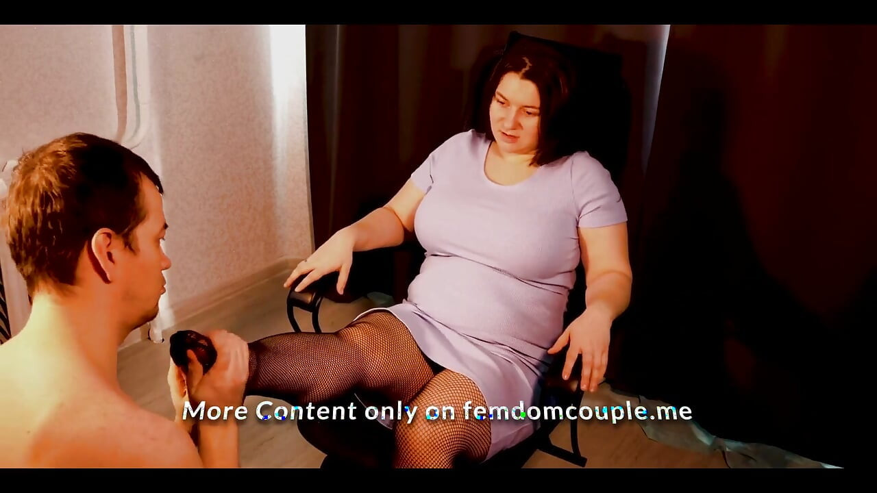 Busty Mistress Made a Slave Licking the Feet and Wash the Feet! Feet-worship