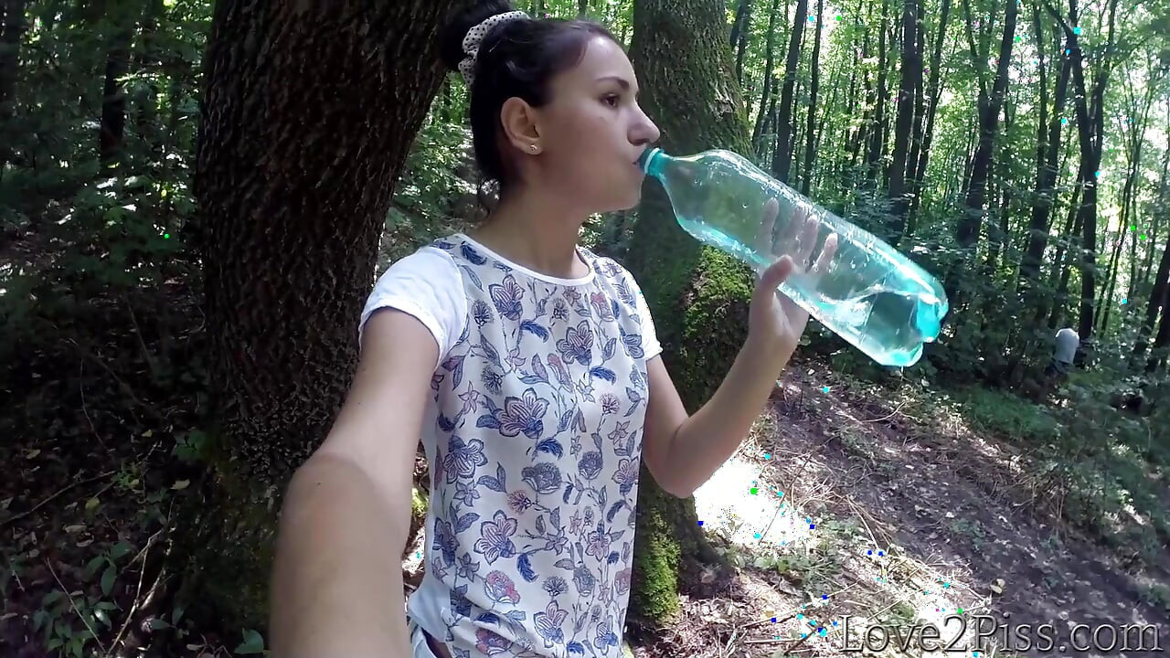 Pissen in het bos en poesje vegen met een blad - compilatie
