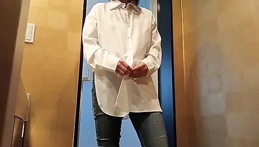 melepas celana dalamnya dan mengenakan celana jeans dan kemeja kurus