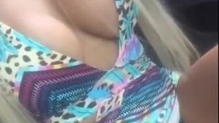 Seorang wanita melekat pada sepasang payudara