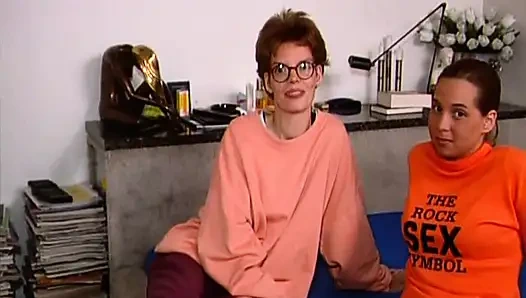 Dua lesbian jerman kepergok jilat dan ciuman sebelum dientot