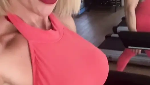 Blonde blonde riesin liefert rohen arsch und muschi, zusammenführung