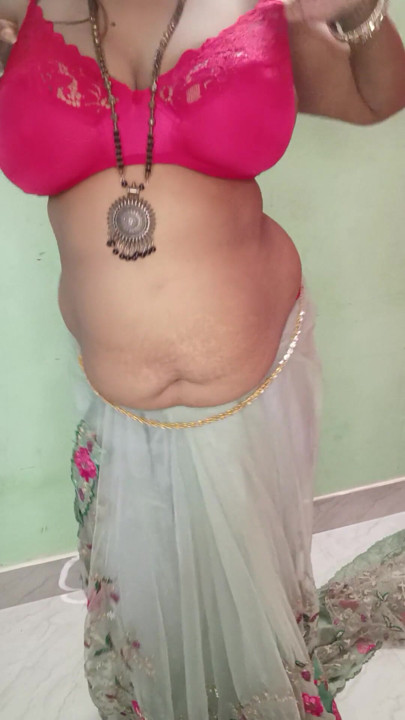 Indian wife in wedding saree dance nude dance clear voice in hindi | Clip 1