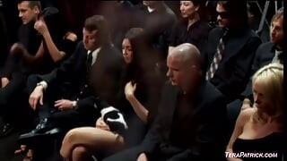 ホットなアジア人ルーシー・リーがDPで全ホールで叩きつける