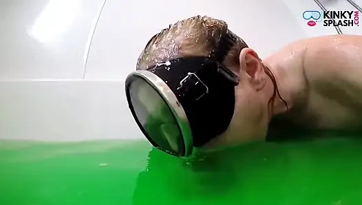 Nyepong kontol pakai masker slime green yang berantakan