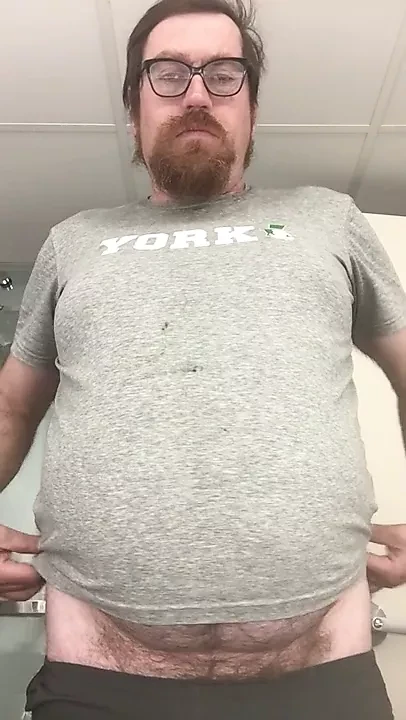 Barriga fora da camisa mostrando