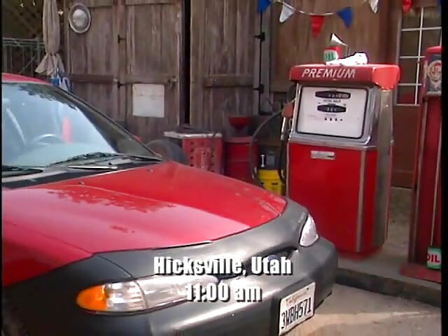 Cowboy dungaree fode a esposa sexy de um homem rico com grandes mamas no posto de gasolina