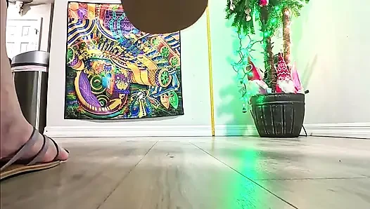 6'7 dev kadın sandaletle toprağı parçalıyor yoğun yavaş mo stomps bakış açısı