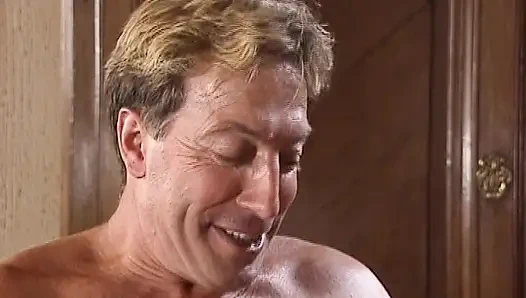 Birinci sınıf Alman sürtükler ateşli anal grup sekste yarağı paylaşıyor