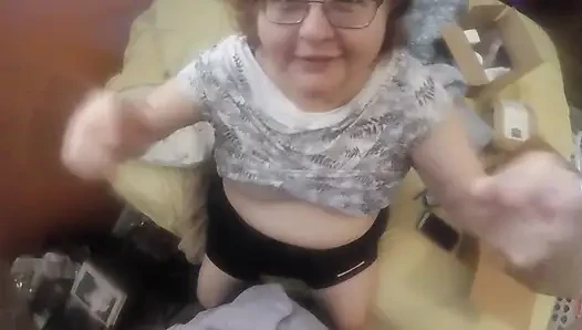 İri güzel kadın amıyla oynuyor ve ateşli ıslak yarak emiyor!