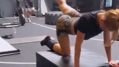 Danielle moinet đang tập thể dục, khoe cặp mông đáng kinh ngạc