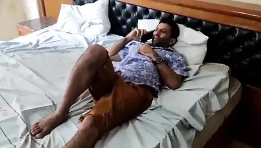 Jbs Dwarf dibuat untuk menunjukkan pantatnya kepada ayah tiri