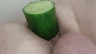 Bain de concombre dans une baignoire gémissante