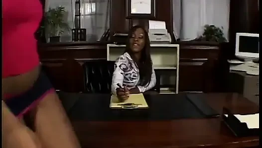 Lesbian seksi kulit hitam dengan fetish kaki lagi asik ngentot pakai dildo