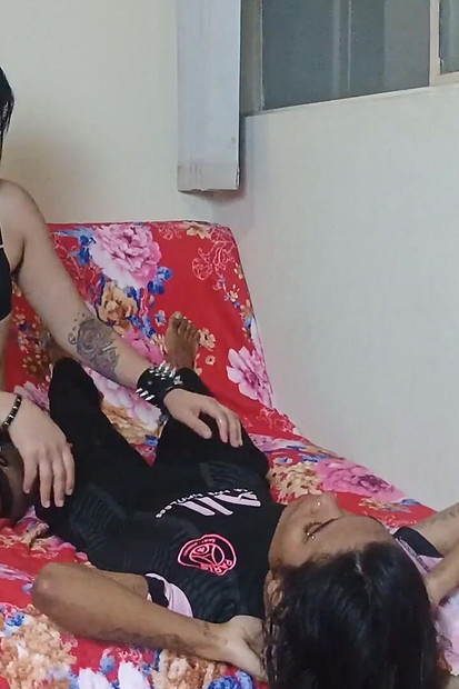 Mi-am frecat vaginul în fața surorii mele vitrege, ea a supt-o peste tot și am terminat cu dildo în vagin