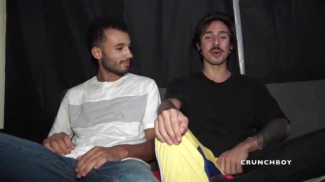 Anthony Austin seksi oğlan tarafından dövmeli ve piercingli çiğ sikiliyor