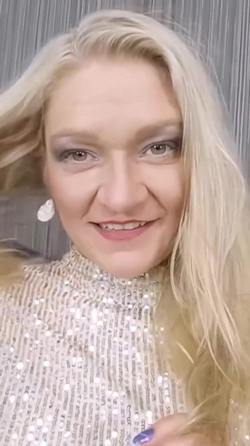 Spuitende milf heeft een monster anale dildo nodig