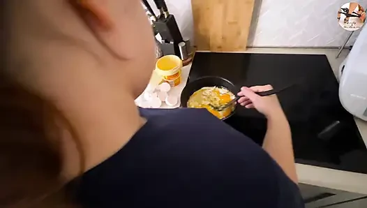 Kahvaltı yaparken mutfakta hızlı anal seks
