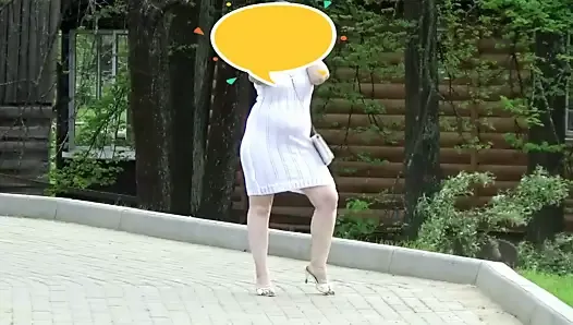 Milf shines a big ass in the park