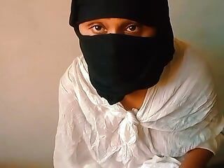 Muslimská manželka v hidžábu, krásná velká prsa