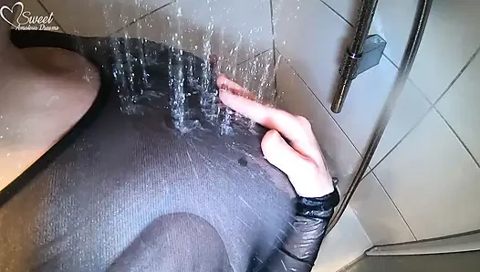 Ngentot ibu tiriku yang hot di kamar mandi sampai dicrot di dalam