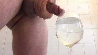 В Ein Glas abgespritzt! Сперма в стакане!