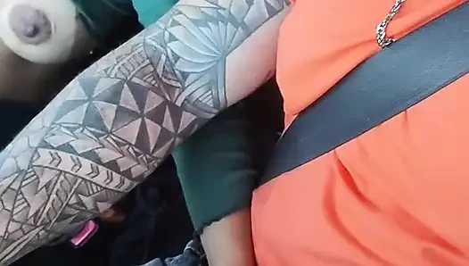 Paulo dan si cewek jalang ini lagi asik jalan-jalan keliling sampai mengendarai mobilnya