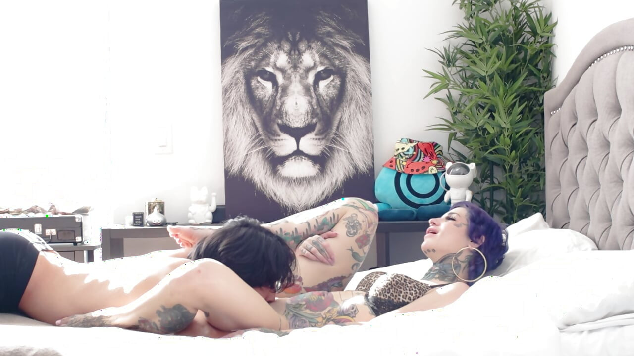 Tatuada punk rock alt baddie titi ramone es follada por asiático leo vice hasta que ella chorrea