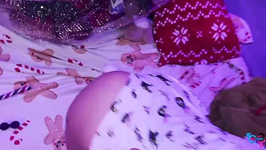 Gadis nakal menyentak menyemprotkan dan pantatnya kacau di bawah pohon Natal!