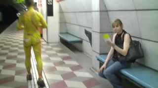 Metroda vücut boyama yapan çocuk
