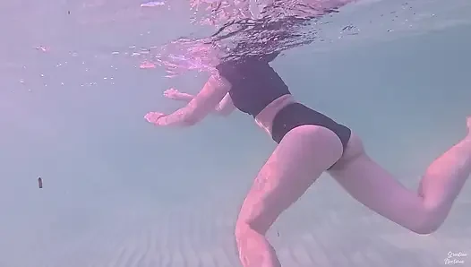 Amateur lange beine, perfekter körper, mädchen entspannendes unterwasser-schwimmen ASMR POV