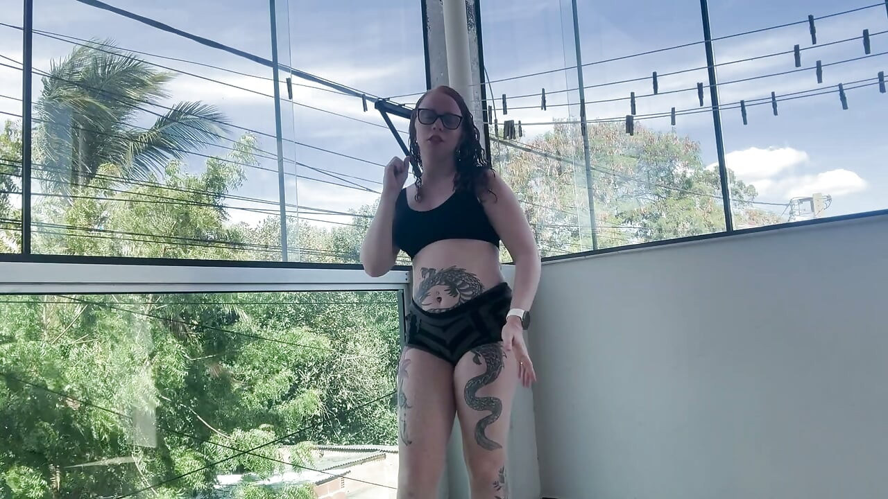 完美的熟女穿着白色大屁股内衣，渴望性爱，自己抚摸