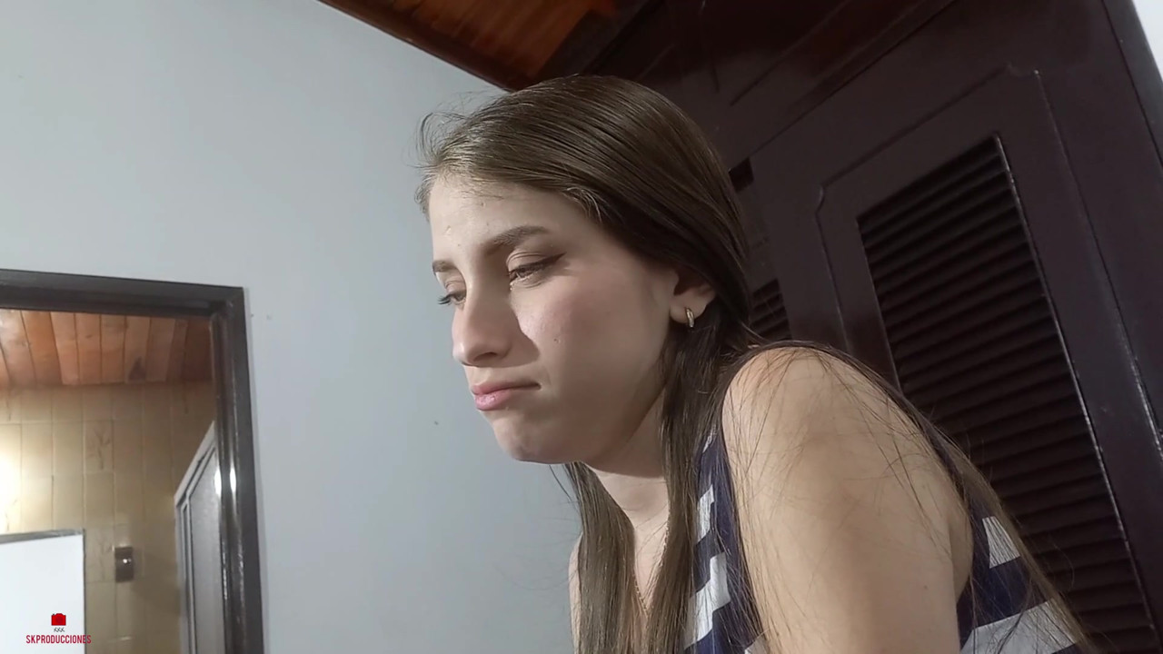 無邪気な顔をした義理の妹は、私に素晴らしいオーラルをさせてほしいと頼みます