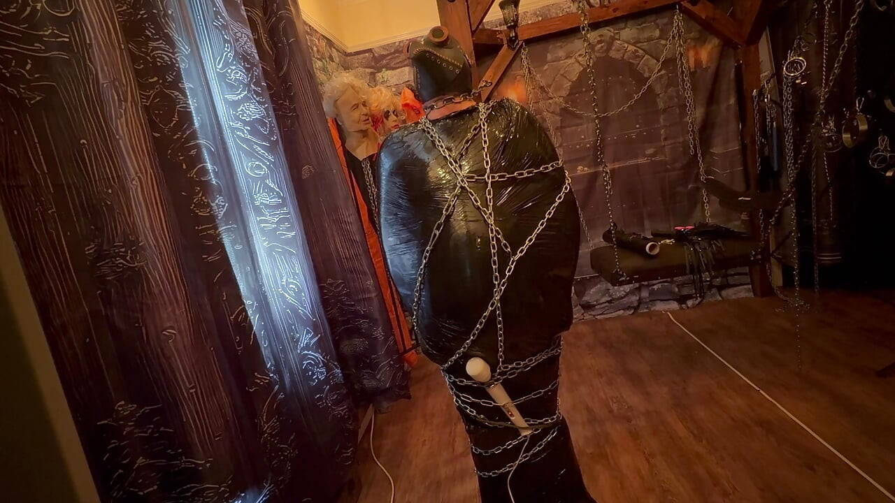 Partea 1 : - Domina Satana și Palete Bag Man înfășurați și lanțuri.