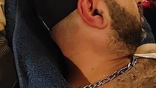 Raspoloženje u krevetu, prljavi brat gleda porniće