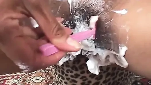 Latina-hure mit haariger fotze rasiert und dann mit einem schwanz drinnen gefickt