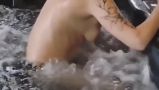 Расслабляюсь в джакузи, они массажируют мою грудь