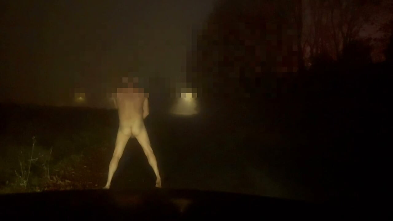 Me estoy masturbando desnudo y descalzo en lugares calientes hasta correrme