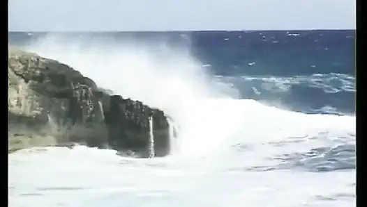 İki arkadaş İbiza'da tatilde ve ateşli piliçleri sikiyor.