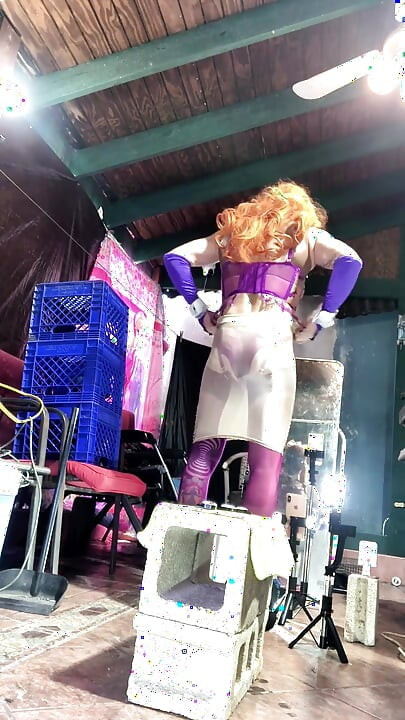 Violet adhovastr pahni seksi kinnar apni gand men botal dal rahi hai