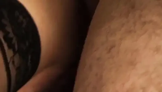 Geile MILF nimmt es tief in den hals und reitet dicken schwanz wild