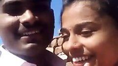 Fată indiană din sat sărutând Kannada