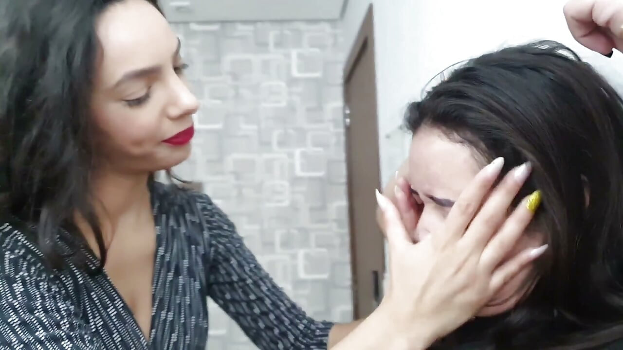 Hands Squeezing Extreme - the Sexy Hands and the Powerful Face Massage
