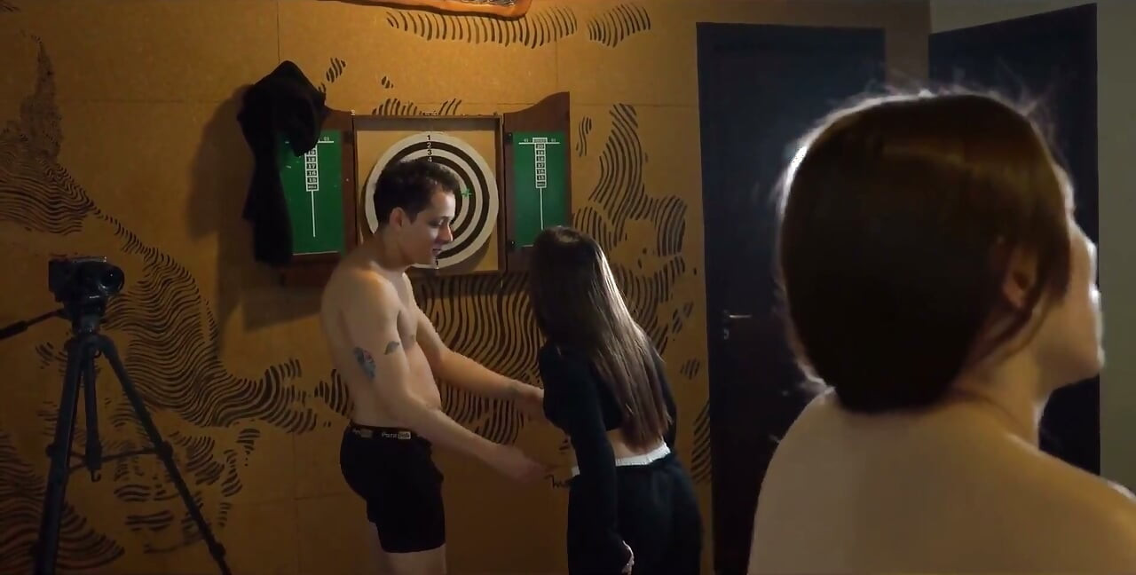 Strip-Pong Stream με Αργεντίνες πορνοστάρ γίνεται καυτό! Knock Knock Club