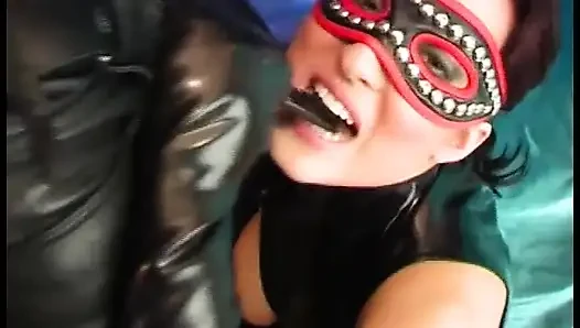 Fetisch-mädchen in maske doggystyle gefickt